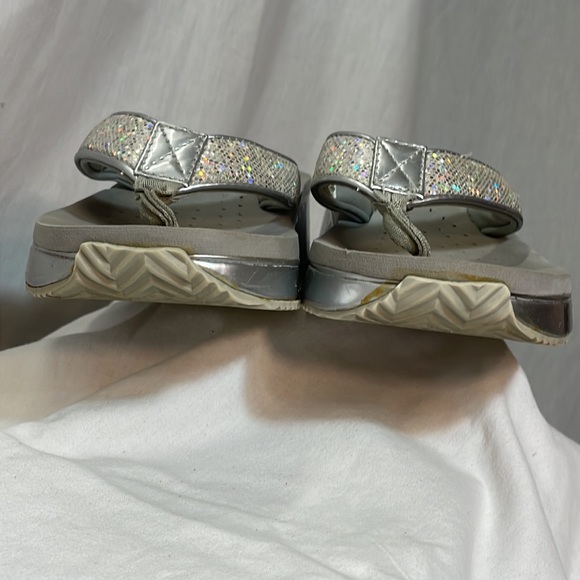 Volatile flip flops - Picture 2 of 7